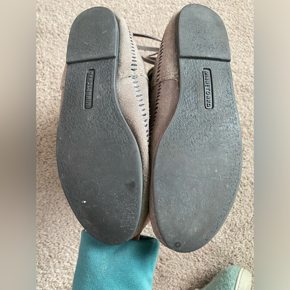 Grey Minnetonka 3 layer fringe boots - Picture 4 of 11